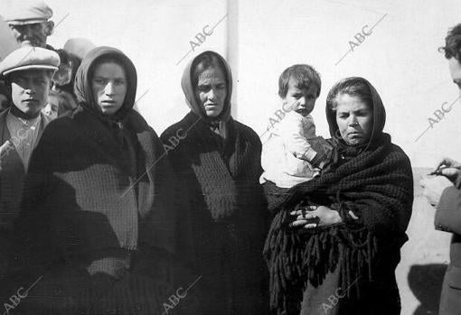 Isabel Pino Rodríguez y Encarnación Barberá, madre y esposa, respectivamente, de Manuel Quijado Pino, de quien el rumor público asegura que apareció muerto con las esposas puestas