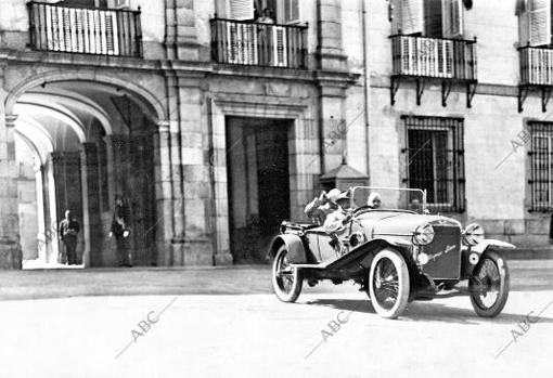 El Rey, al salir de palacio en uno de sus automóviles «Hispano-Suiza»
