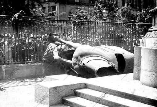 Madrid, 14/04/1931. Proclamación de la Segunda República. La estatua ecuestre de Felipe III yace destruida a los pies de la base de piedra que era su pedestal