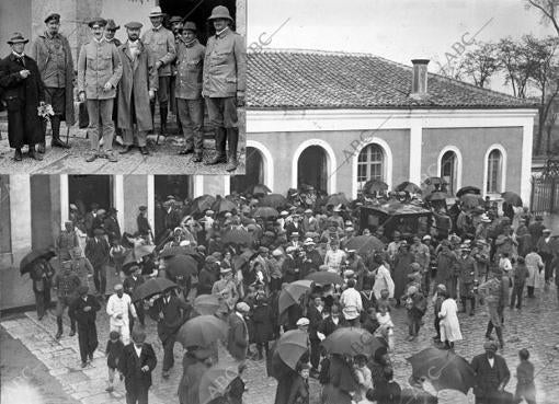 En Alcalá de Henares. Aspecto de la plaza de la estación A la Llegada del tren que Condujo A los Alemanes. En el ángulo superior Izquierdo, grupo de Oficiales de la expedición