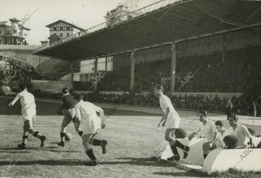 Madrid. 21/02/1943. Los jugadores del Real Madrid saltan al campo al inicio del partido de reinauguración del Estadio Metropolitano