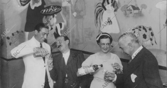 En el teatro Eslava: autor e intérpretes de "Marcelino fue por vino" festejan las cien representaciones de dicha obra con un cocktail servido por Chicote en 1935