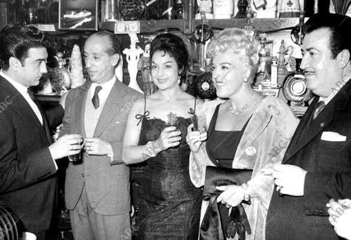 Madrid, 23/10/1960. Pedro chicotePedro chicotepor Lola Flores con motivo de su regreso de América. La cantante aparece en la imagen junto a su marido, Antonio González «El Pescaílla», Mercedes Vecino, Rafael de León y Antonio Quintero