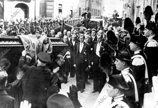 El féretro de Alfonso XIII, a su llegada a la iglesia de Montserrat en Roma