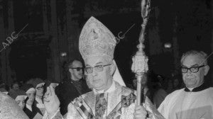 El primer cardenal y segundo arzobispo que ocupa la sede madrileña, monseñor Vicente Enrique y Tarancón, ha hecho su entrada oficial en la diócesis de Madrid con una concelebración en la catedral de San Isidro, a la que asistió el ministro de Justicia y notario mayor junto a las autoridades de la capital y de la provincia