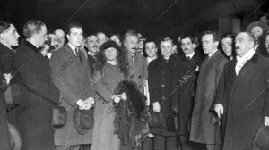 Albert Einstein, en la estación del Mediodía a su llegada a Madrid