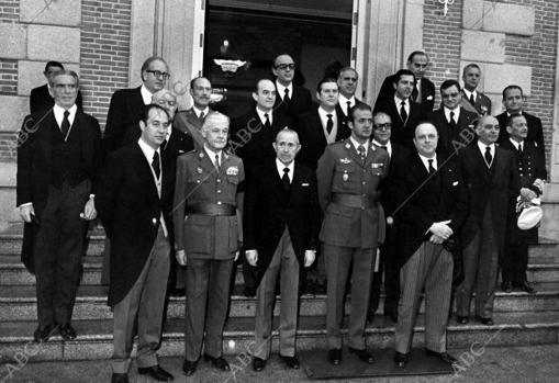 Tras la jura ante su majestad el Rey (1) en 1975, los nuevos ministros posaron con el monarca en la puerta del palacio de la Zarzuela. 2, Antonio Garrigues. 3, Juan M. Villar Mir. 4, Carlos Robles Piquer. 5, José María de Areilza. 6, Félix Álvarez-Arenas. 7, Fernando de Santiago. 8, Antonio Valdés. 9, Leopoldo Calvo-Sotelo. 10, Carlos Arias. 11, Alfonso Osorio. 12, Francisco Lozano. 13, Virgilio Oñate, 14, Adolfo Suárez. 15, Adolfo Martín-Gainero. 16, Manuel Fraga. 17, Rodolfo Martín Villa. 18, Carlos Franco. 19, José Solís. 20, Carlos Pérez Bricio. 21, Gabriel Pita Da Veiga
