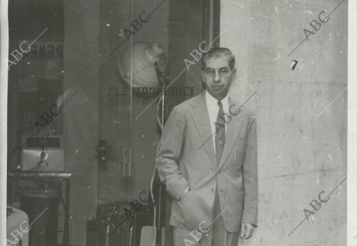 El famoso ex ganster Lucky Luciano a la puerta del establecimiento en Nápoles.