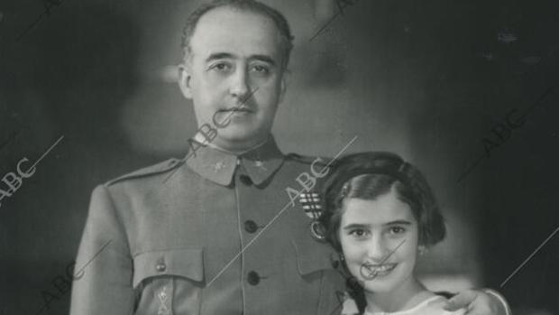 El general Francisco Franco con su hija Carmencita