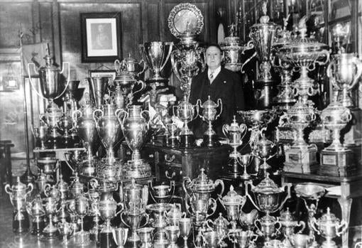 El presidente del Real Madrid, Santiago Bernabeu, posando con sus trofeos.