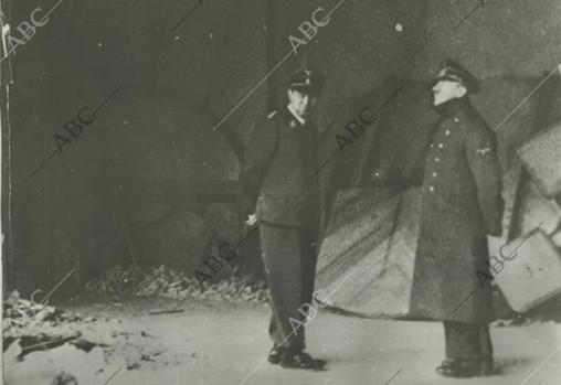 Hitler y su edecán observan las ruinas de la Cancillería