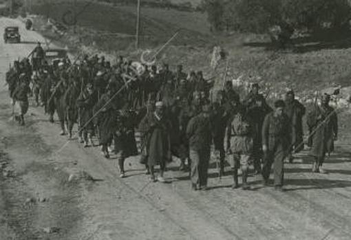 Columna de marroquíes, en marcha por las carreteras andaluzas, durante la Guerra Civil