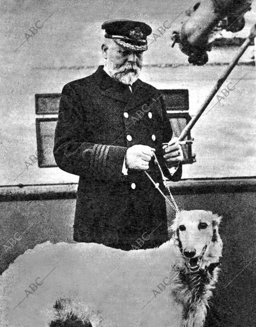 Smith, capitán del Titanic, con su perro