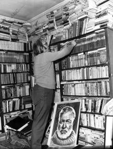José Luis Castillo Puche en su biblioteca particular.