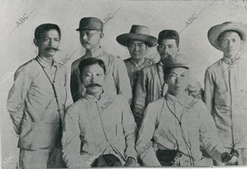 Detrás, de derecha a izquierda: Isabel Artacho, Baldomero Aguinaldo