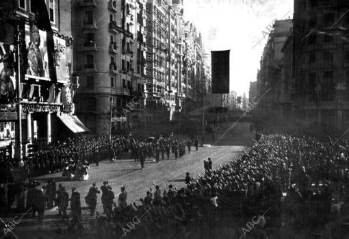 Traslado de los resto de Jose Antonio A su paso por la gran Via