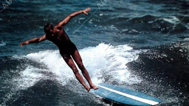 Así arribó a España el surf, el deporte que en el Pacífico sirvió durante siglos para escoger reyes
