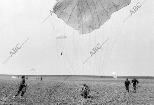 Los paracaidistas tocan tierra después de un salto en el año 1957