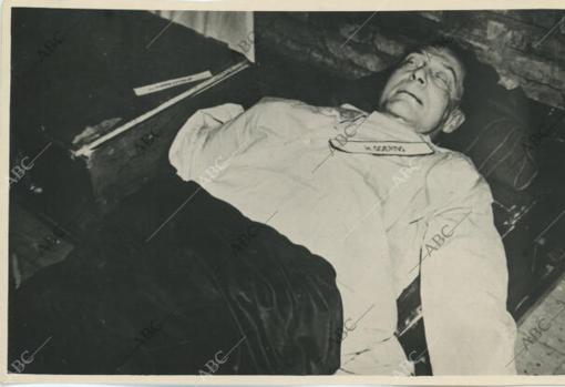 El cadáver de Herman Goering tras haberse quitado la vida ingiriendo cianuro