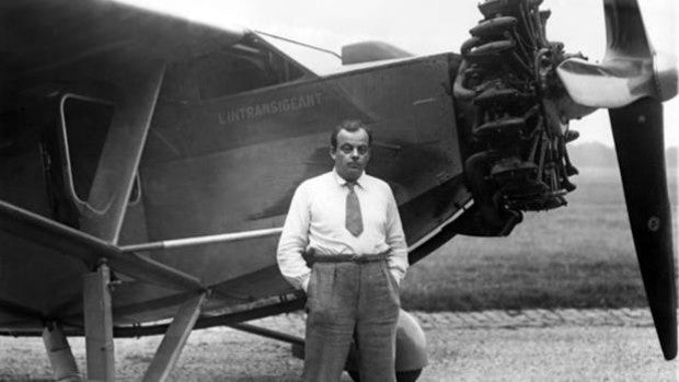 Antoine de Saint-Exupéry frente a su avión 'L'Intransigeant'