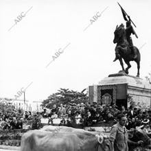 El Caudillo, desde la tribuna levantada al pie de la estatua del Cid