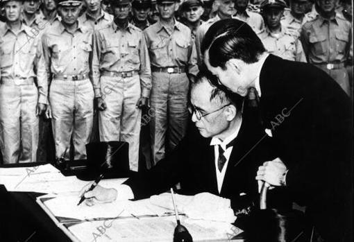 Mamoru Sigemitsu, Ministro japonés de Asuntos Exteriores, firma la rendición