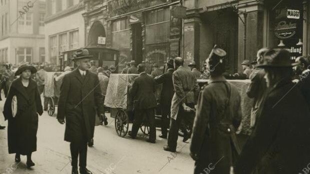 Berlín (Alemania). Transporte al Banco Nacional de los billetes de valor fijo emitidos en 1923 para terminar con la crisis de inflación.