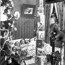 Los niños españoles esperando sus regalos de Navidad, en una foto de mediados del siglo XX