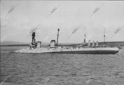 El crucero 'Hindenburg' en el momento en que se estaba hundiendo en Scapa Flow, en junio de 1919