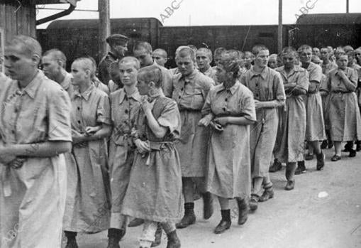 Un grupo de prisioneras a las que se acaba de rapar se dirige al campo de concentración de Auschwitz