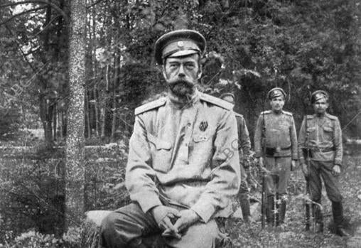 Nicolás II, custodiado por varios soldados.