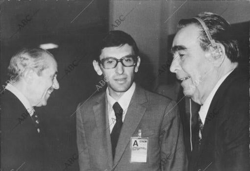 El presidente del gobierno Español, Carlos Arias Navarro, saluda a Brézhnev.