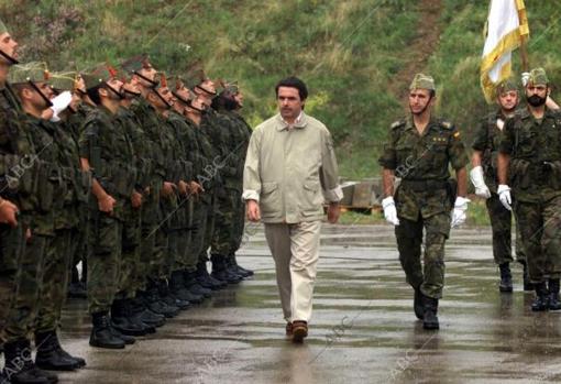 Aznar pasa revista a las tropas en el acuartelamiento Istog, al oeste de Kosovo.