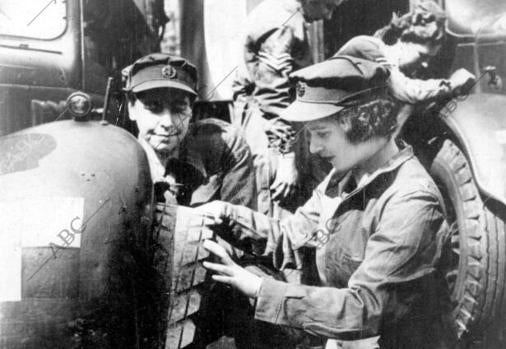 Isabel II, junto a su padre, el Rey Jorge VI.