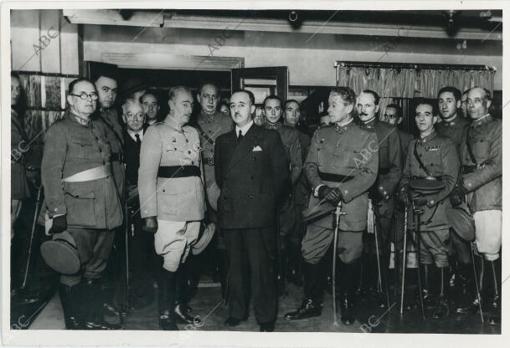 Franco, en marzo de 1936, cuando fue nombrado comandante militar de Canarias y el general Amado Balmes (a su izquierda)