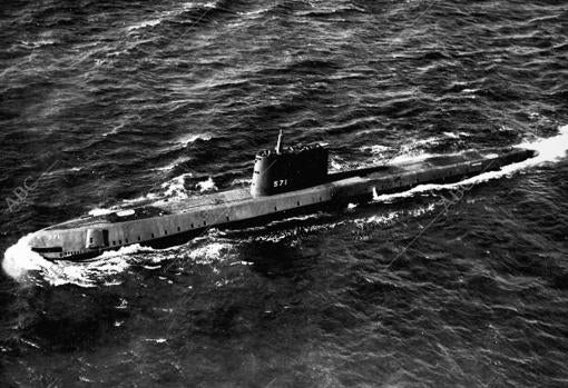 Nautilus, el primer submarino atómico, navega viento en popa