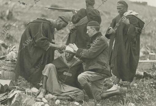 Médico de la Policía Indígena, curando a un sargento herido en la cabeza