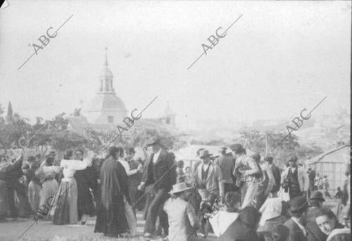 Personas congregadas en la Ermita de San Isidro.