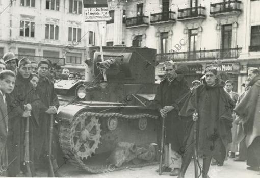 Tanque T-26 tomado por las tropas nacionales a los republicanos en el frente cordobés