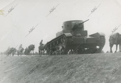 En la imagen, un tanque ruso acompañado de animales de carga y soldados