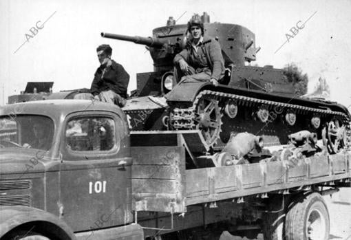 Tanques republicanos T-26 desfilan junto a las tropas de infantería