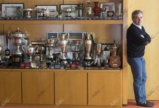Carlos Sainz con algunos trofeos de su larga carrera.