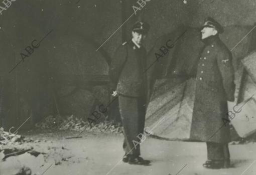 Adolf Hitler y su edecán Julius Schaub, contemplan las ruinas de la Cancillería