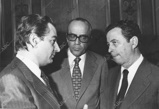 Calvo-Sotelo (centro), conversa con el presidente del Congreso de los Diputados, Landelino Lavilla, y Alberto Oliart