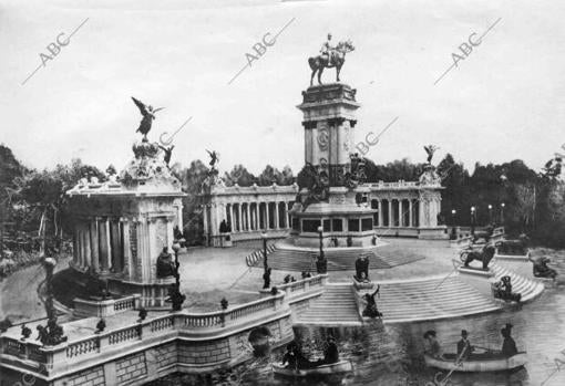 Monumento a Alfonso XII como militar en el estanque del Retiro.