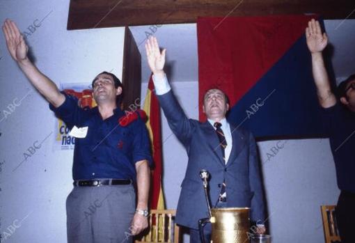 Imagen de Blas Piñar con el brazo alzado.