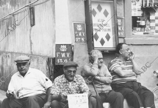 Habitantes del peñón Descansando en una calle de Gibraltar.