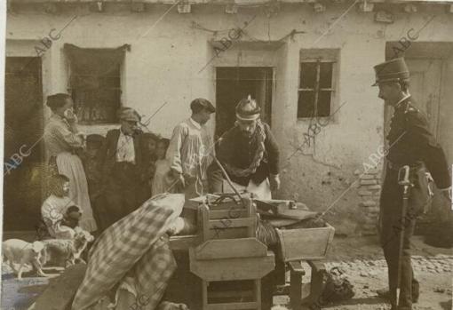 Los bomberos y agentes, desalojando una casa del barrio de la Injurias, en 1906