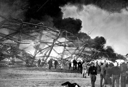 El dirigible alemán Hindenburg Momentos después de hacer explosión