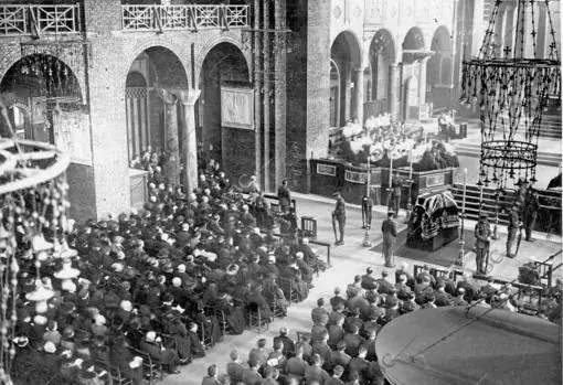 Funerales celebrados en honor de los soldados irlandeses muertos en la Gran Guerra.